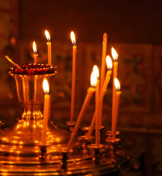 Kaarsen branden in orthodoxe kerk — Stockfoto