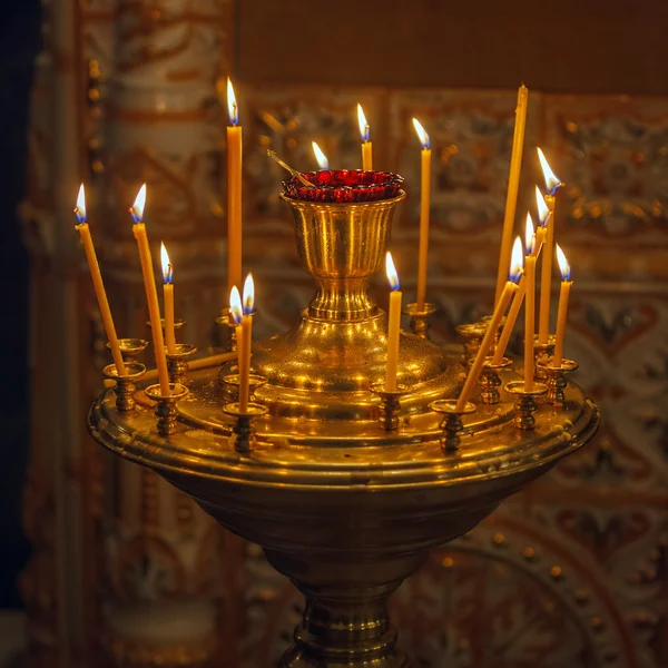 Velas queimando na igreja ortodoxa — Fotografia de Stock