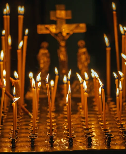 Velas ardiendo en la iglesia ortodoxa — Foto de Stock