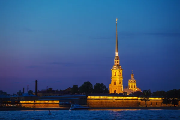 Paul och Peter domkyrka på White Night, Saint Petersburgh — Stockfoto