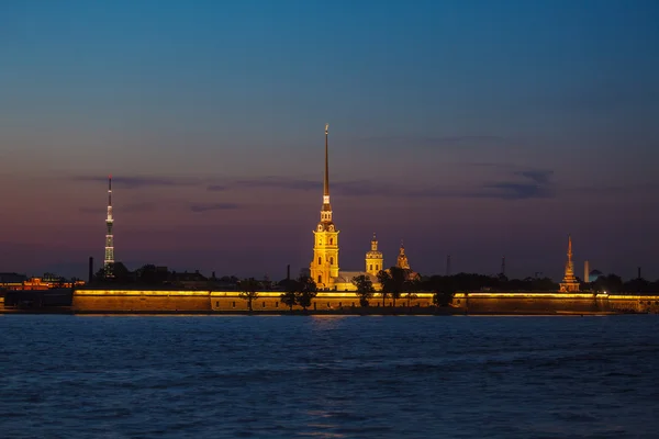 Paul-und-Peter-Kathedrale bei weißer Nacht, Saint petersburgh — Stockfoto