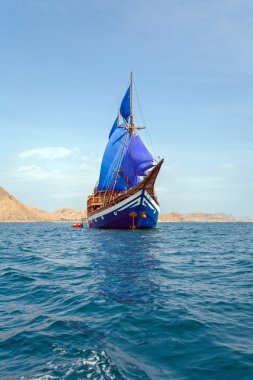 antika ahşap mavi yelkenli gemi