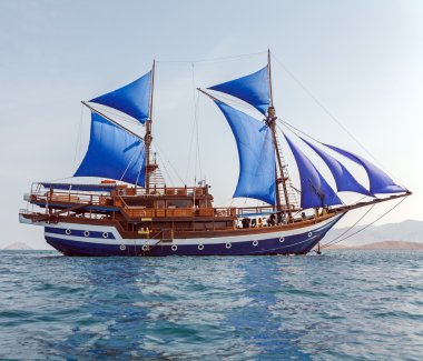 antika ahşap mavi yelkenli gemi