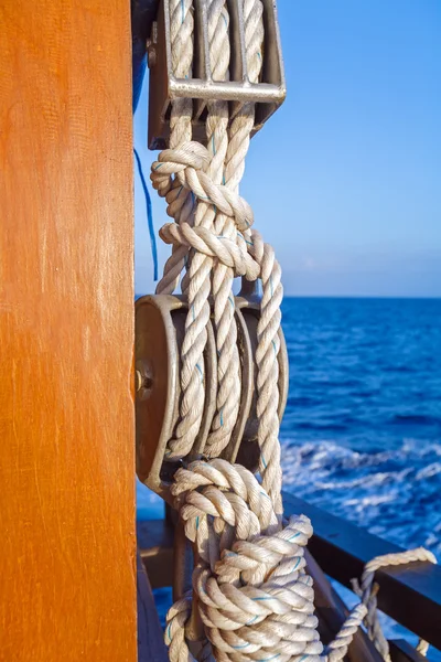 Corda de barco com nó — Fotografia de Stock