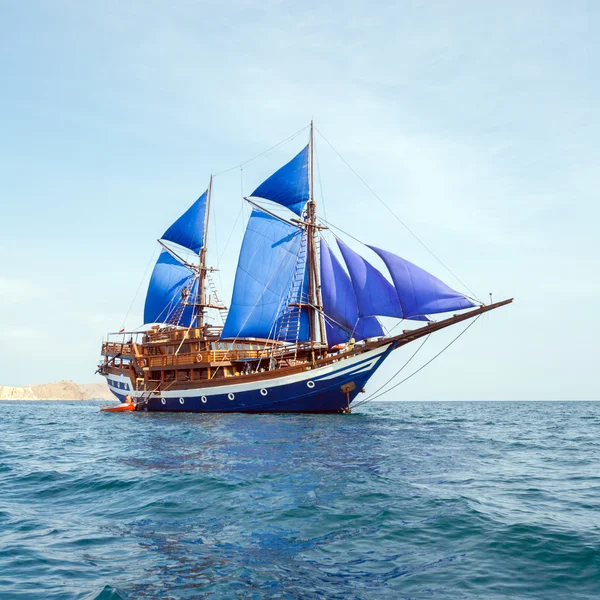 Vintage Wooden Ship with Blue Sails — Stock Photo, Image