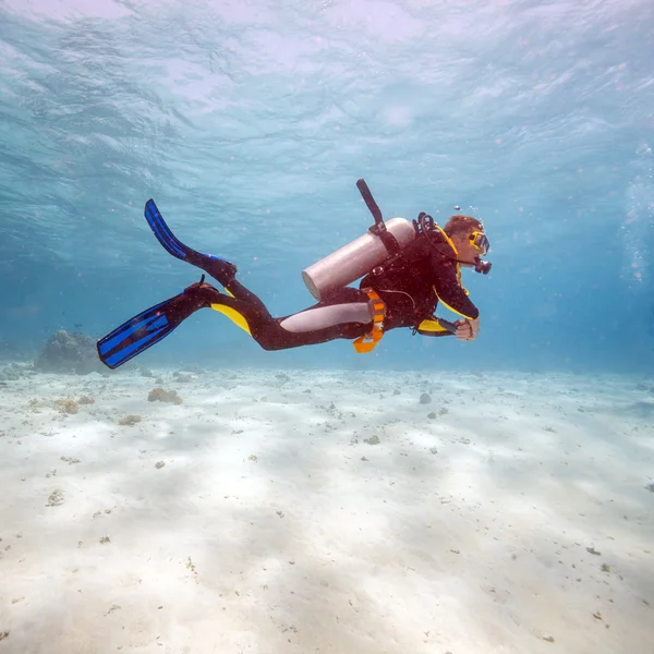 Silhouette di Scuba Diver vicino al fondo del mare — Foto Stock