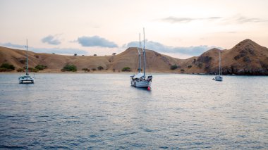 Komodo Adası teknesi ile deniz manzara