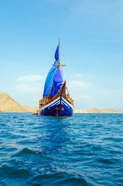 Εκλεκτής ποιότητας ξύλινα πλοίο με μπλε πανιά — Φωτογραφία Αρχείου