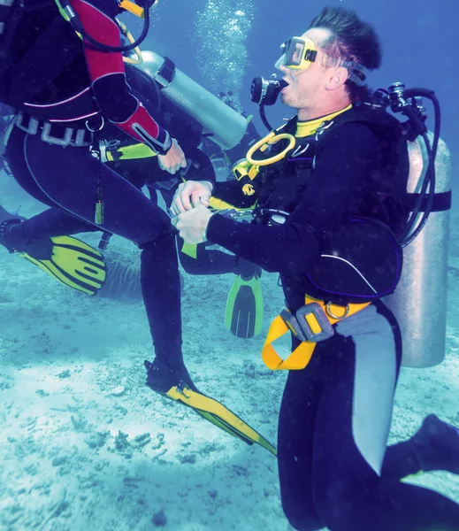 Man Scuba Diver Kneeing at Sand Bottom — Stock Photo, Image