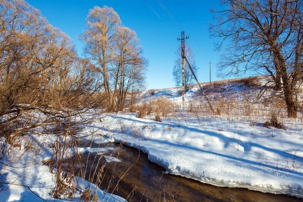 Zimní krajina s lesem a řekou — Stock fotografie