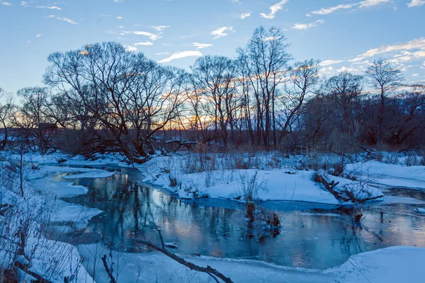Winterlandschaft mit Wald und Fluss — Stockfoto