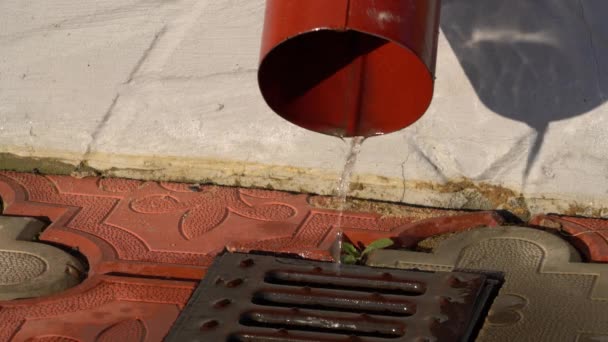 Abflussrohr mit fließendem Wasser — Stockvideo