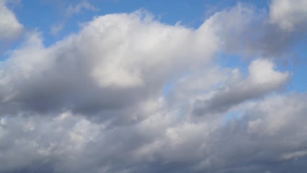 Nuages de tempête de pluie à mouvement rapide 