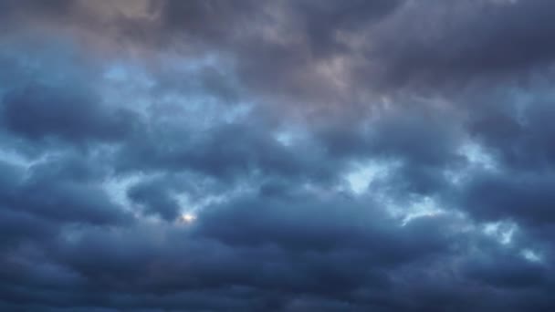 Snel bewegende regen onweerswolken — Stockvideo