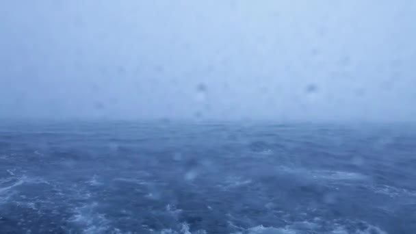 Tormenta de lluvia tropical con fuerte viento y olas en el océano — Vídeo de stock