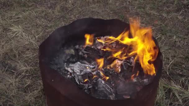 Müllbrand in Stahltonne — Stockvideo