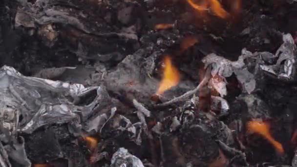 Fuego de basura en barril de acero — Vídeos de Stock