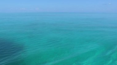 Berrak su, Karayip Denizi Cayo Largo yakınındaki