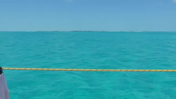 Klart vatten i Karibiska havet nära Cayo Largo — Stockvideo