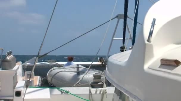 Catamarano e grandi onde del Mar dei Caraibi — Video Stock