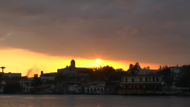 Vista da cidade de Cienfuegos do barco antes do pôr do sol — Vídeo de Stock