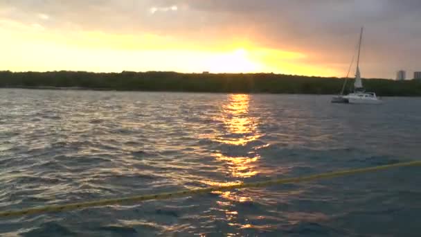 Pohled na město Cienfuegos od lodi před západem slunce — Stock video