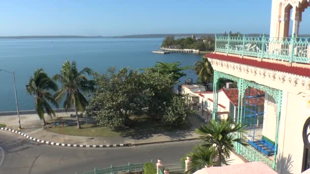 Bekijken op Cienfuegos bay met Palacio de Valle, — Stockvideo