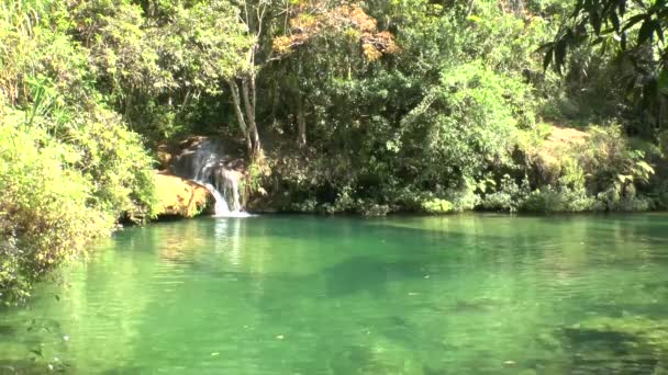 Vodopády v Topes de Collantes — Stock video