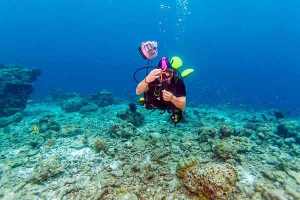 Ásia homem com subaquático encaixotado câmara — Fotografia de Stock
