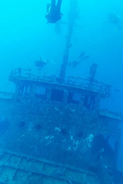 Корабельна аварія і Scuba Diver, Мальдіви — стокове фото