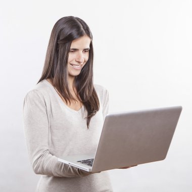 dizüstü bilgisayar kullanan güzel genç kadın