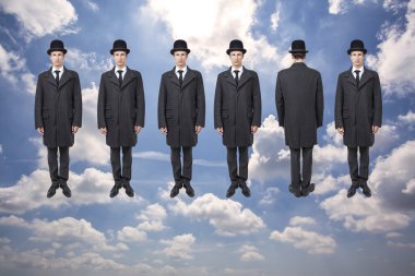 Üzerinde mavi gökyüzü yüzen işadamları