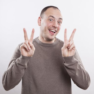 Zafer işaret gösteren çılgın bir adam portresi