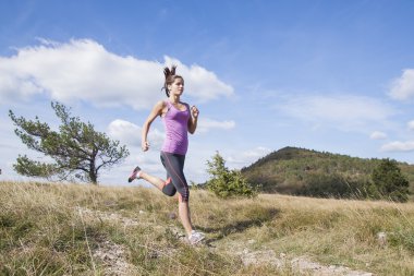 Açık havada doğal olarak çalışan genç kadın