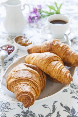 Kruvasan marmelat ve kahve masada