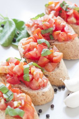 Crostini domates, yağ, fesleğen ve sarımsak ile