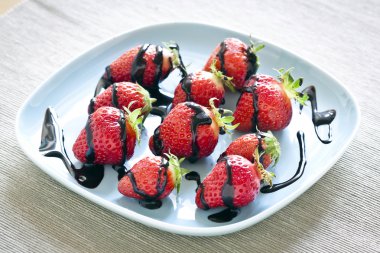 taze çilek ve çikolata