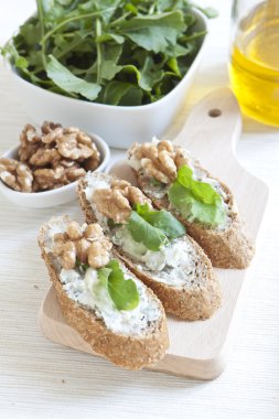 Crostini gorgonzola peyniri, roka ve ceviz