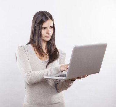 dizüstü bilgisayar kullanan güzel genç kadın