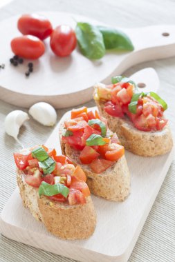 Crostini domates, yağ, fesleğen ve sarımsak ile