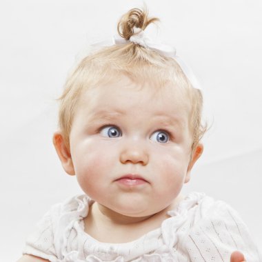 büyük mavi gözlü kız şirin küçük bebek