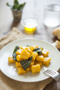 adaçayı yaprakları ve zeytin yağı, vegan ile lezzetli kabak gnocchi 