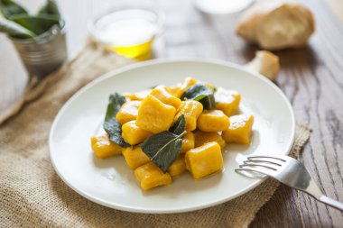 adaçayı yaprakları ve zeytin yağı, vegan ile lezzetli kabak gnocchi 