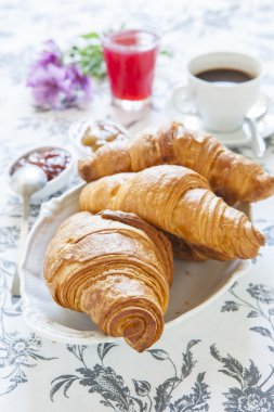 Kruvasan reçel, portakal suyu ve kahve tablo