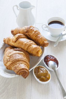 Kruvasan marmelat ve kahve masada