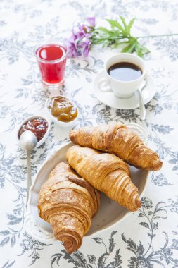 Kruvasan reçel, portakal suyu ve kahve tablo