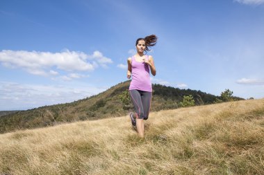 Açık havada doğal olarak çalışan genç kadın