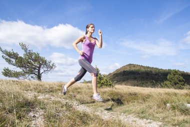 Açık havada doğal olarak çalışan genç kadın