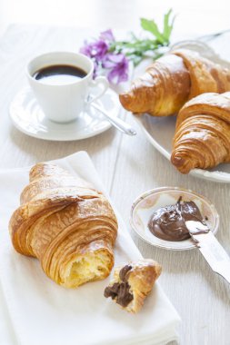Kruvasan çikolata, süt ve kahve, lezzetli kahvaltı ile