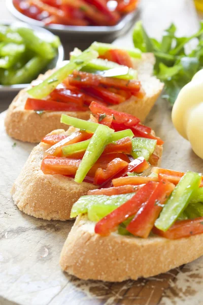 Crostini s červeným a zeleným pepřem — Stock fotografie